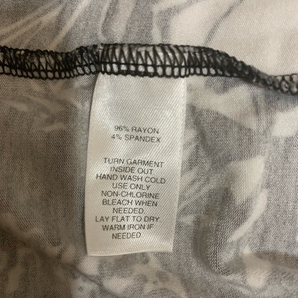 White House Black Market Floral Top - Picture 6 of 6